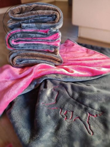 Luxusní plyšová deka ,, flatcoated retriever" 100 x 75 cm -černá výšivka - Barva deky: růžovo - šedá