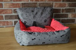 Autosedačka pro psa - šedá s černými packami / růžová minka