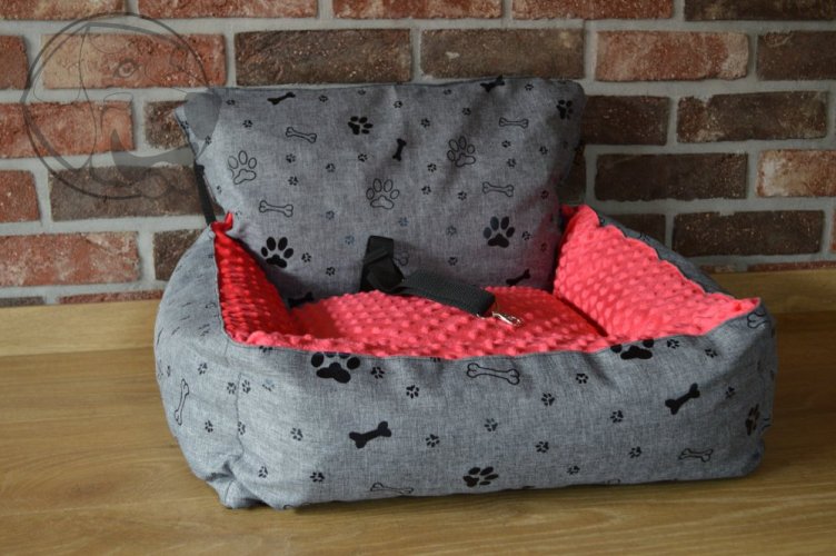 Autosedačka pro psa - šedá s černými packami / růžová minka - Velikost autosedačky: 80 cm x 50 cm