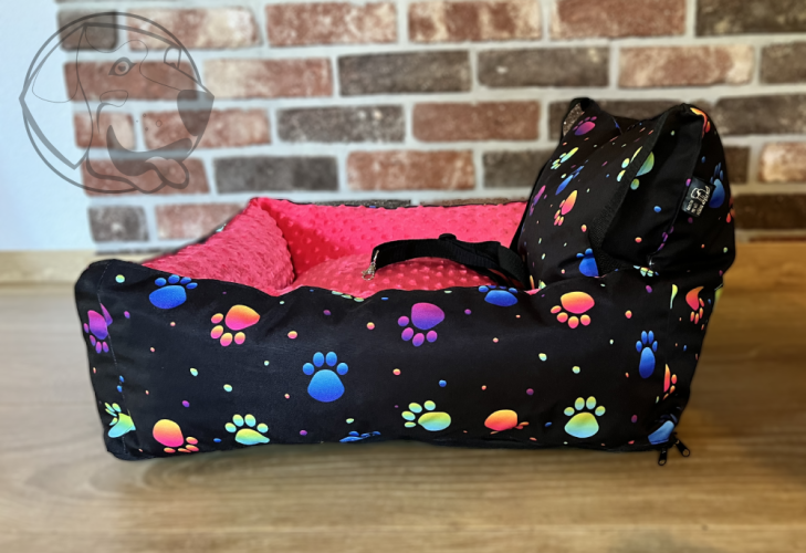 Autosedačka pro psa - barevné packy/ červená minka - Velikost autosedačky: 50 cm x 50 cm