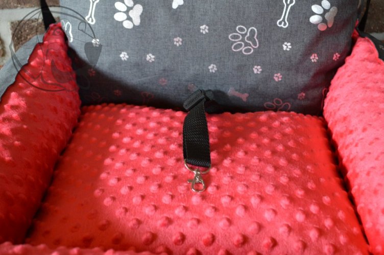 Autosedačka pro psa - šedá s lesklými packami / růžová