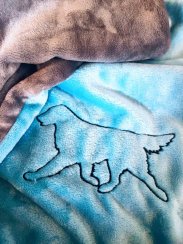 Luxusní plyšová deka ,, flatcoated retriever" 100 x 75 cm -černá výšivka
